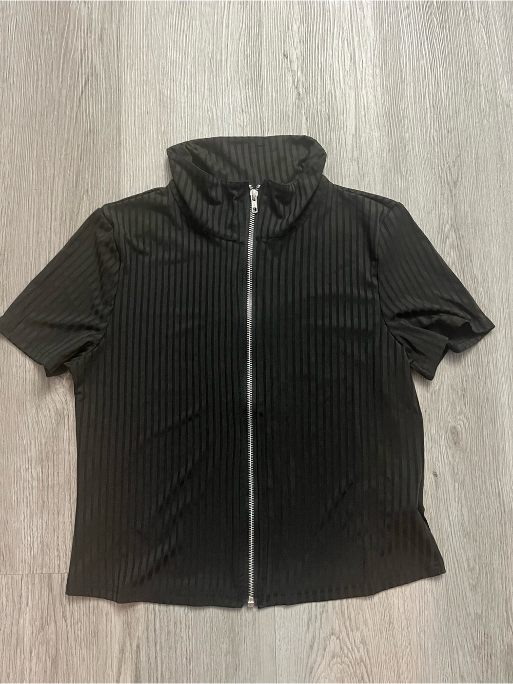 🔥317–Black Short-Sleeve Zip Front Top